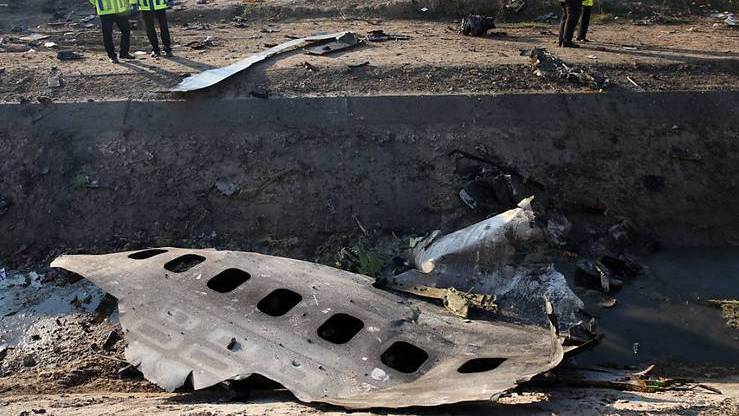 Nach dem Absturz eines ukrainischen Passagierflugzeugs im Iran liegen die Trümmerteile weit verstreut an der Absturzstelle.