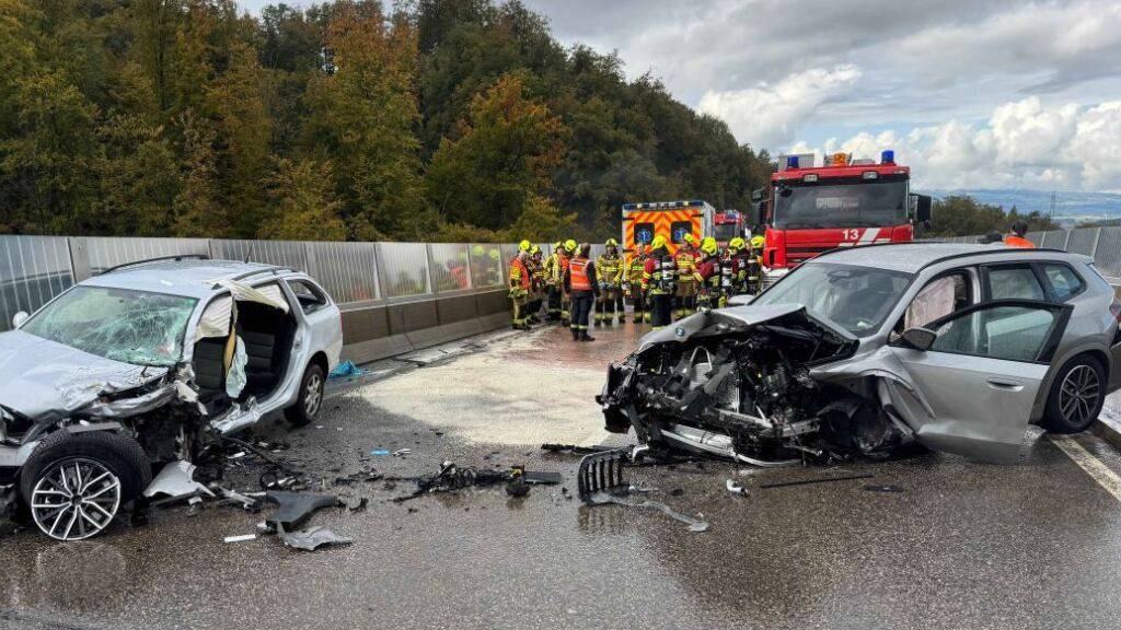 An den Autos entstand bei der Kollision Totalschaden.