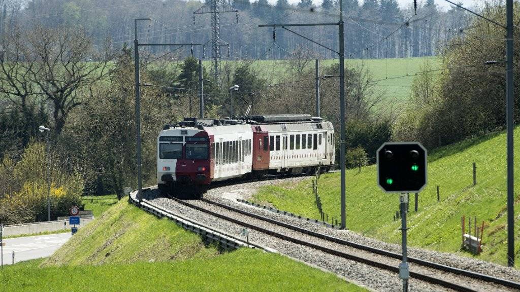 Ein Zug der Freiburgischen Verkehrsbetriebe - hier zwischen Freiburg und Murten. (Archivbild)