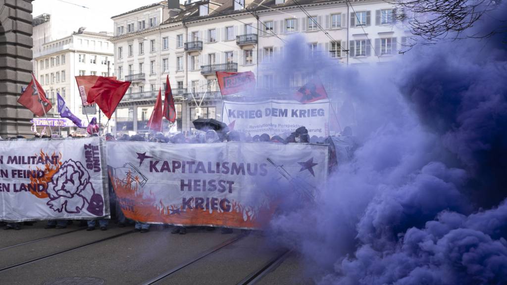 Über 1000 Personen nahmen in Zürich an einer unbewilligten Demonstration teil.