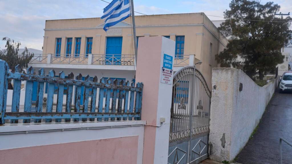 ARCHIV - Eine griechische Flagge weht vor einer geschlossenen Grundschule. Foto: Petros Giannakouris/AP/dpa