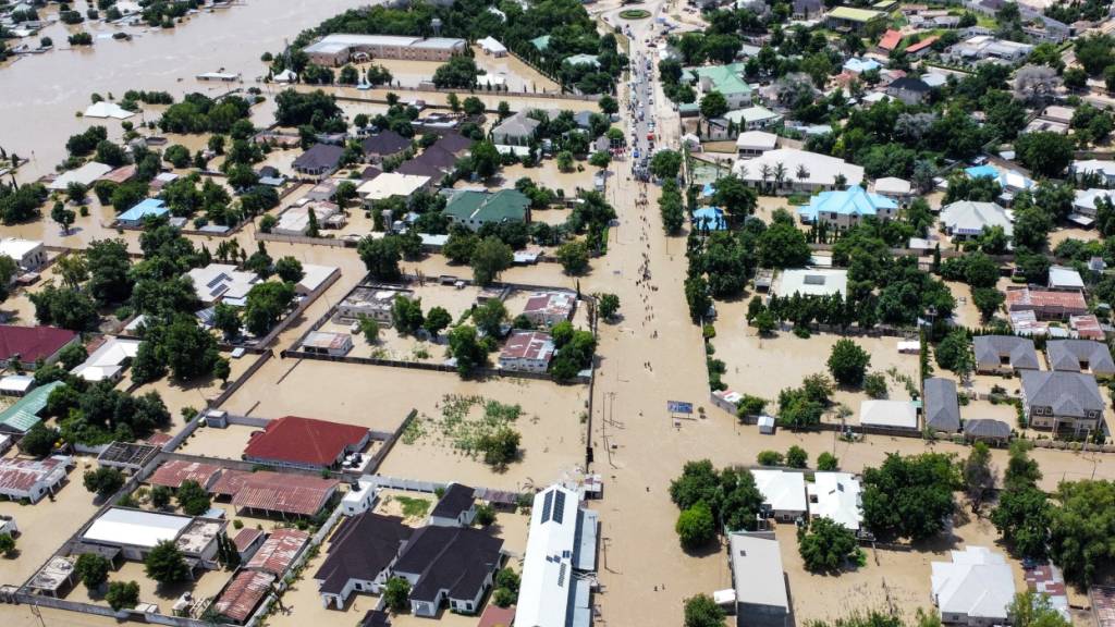 ARCHIV - Nach einem Dammbruch im Nordosten von Nigeria wurde die Stadt Maiduguri teils überflutet. Foto: Musa Ajit Borno/AP/dpa