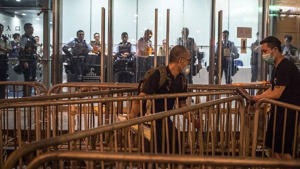 Die Polizei in Hongkong hat Demonstranten am Samstag vor der weiteren Besetzung ihres Hauptquartiers gewarnt.
