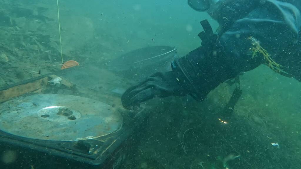 Ein Taucher findet bei der Seeputzte  im Engadiner Silsersee einen alten Plattenspieler.