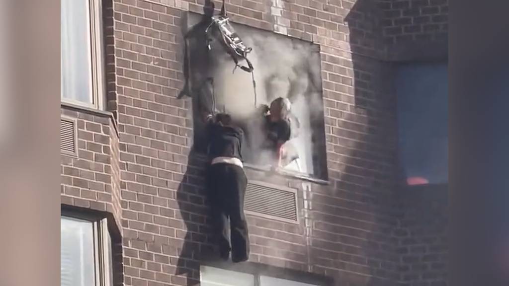 Dramatische Rettung: Frau hängt während Brand aus Fenster im 20. Stock