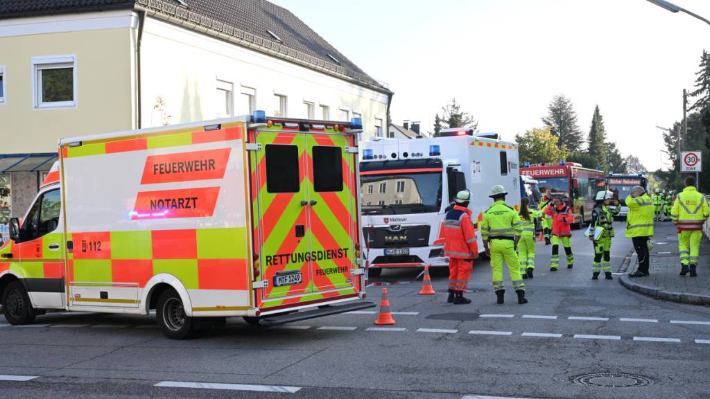 dpatopbilder - Einsatzkräfte und Fahrzeuge der Feuerwehr sind auf einer Straße zu sehen. Ein Brand in einem Münchner Einfamilienhaus hat einen Großeinsatz von Polizei und Feuerwehr ausgelöst. Foto: Felix Hörhager/dpa