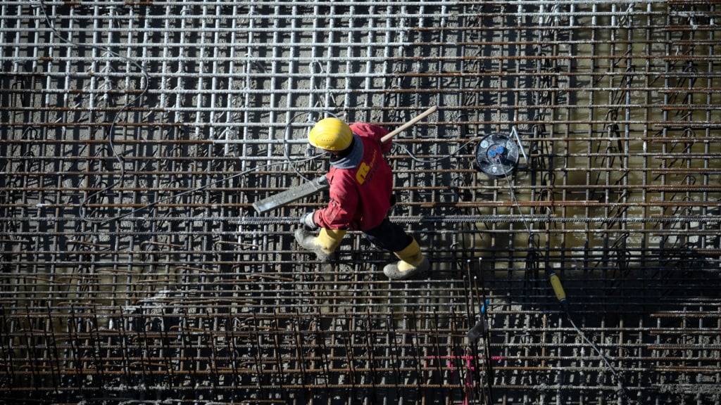 Konjunktur-Fachleute erwarten vor allem für 2026 eine sich abkühlende Wirtschaft. (Archivbild)