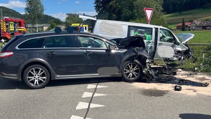Zweimal Totalschaden: Lieferwagen übersieht Auto in Neunkirch 