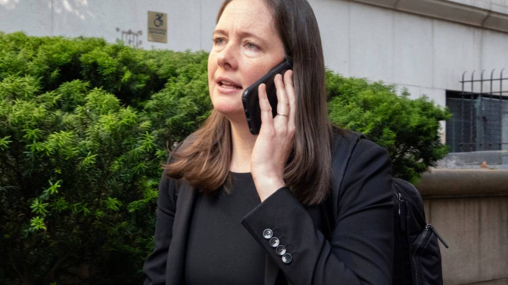 ARCHIV - Die stellvertretende US-Staatsanwältin Maurene Comey steht während des Prozesses gegen Sean «Diddy» Combs wegen Sexualdelikten vor dem Gericht. Die in den Ermittlungen zu Jeffrey Epstein und Sean «Diddy» Combs involvierte Bundesstaatsanwältin Maurene Comey ist Berichten zufolge gefeuert worden. Foto: Ted Shaffrey/AP/dpa