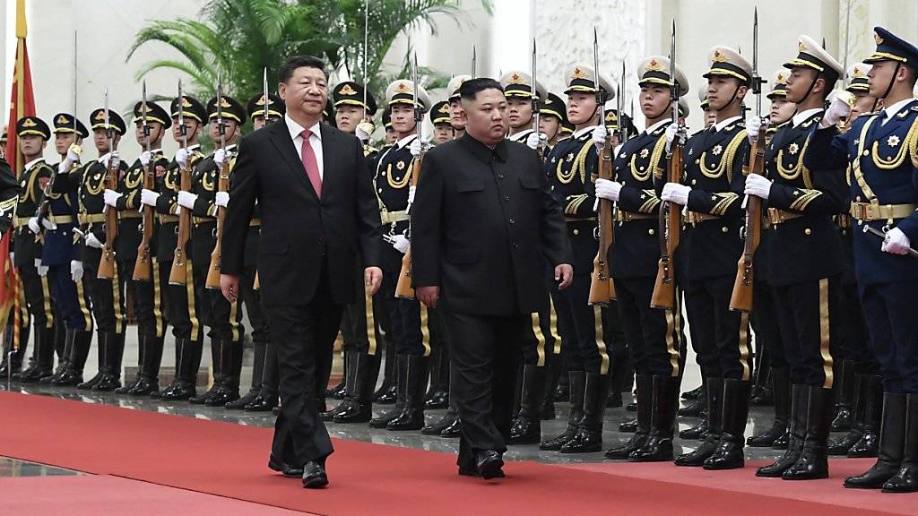 Chinas Präsident Xi Jinping (links) und Nordkoreas Diktator Kim Jong Un (rechts) haben sich nach ihren jüngsten Treffen in Peking positiv über eine Wiedervereinigung der beiden Koreas geäussert.