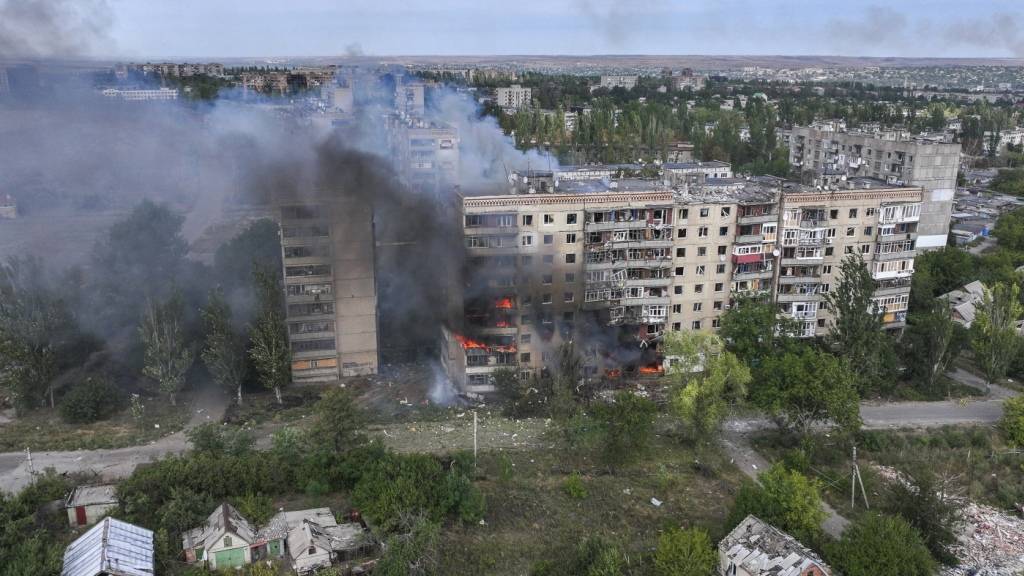 ARCHIV - Ein Wohnhaus nach einem russischen Luftangriff in Kostjantyniwka in der ukrainischen Region Donezk. Foto: Alex Babenko/AP/dpa