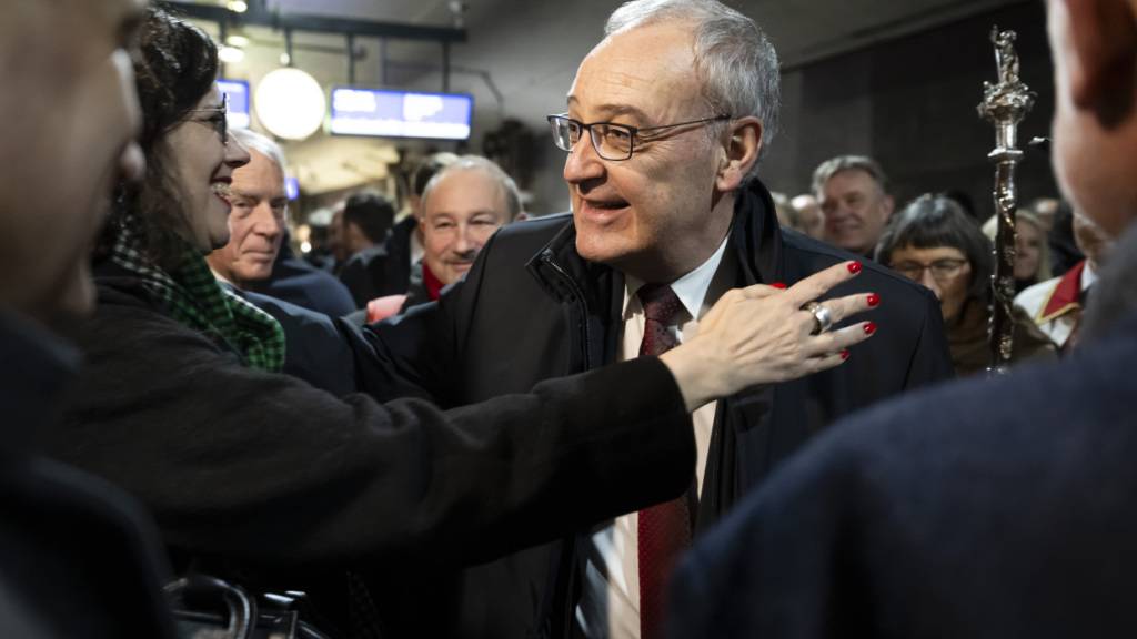 Guy Parmelin stieg am frühen Nachmittag mit mehreren Persönlichkeiten, darunter Christelle Luisier Brodard, Präsidentin des Waadtländer Staatsrats, in einen Sonderzug ein.