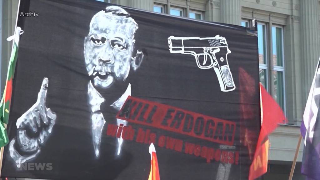 «Kill Erdogan»-Plakat: Türkischer Journalist sorgt für Verzögerung des Prozessauftaktes