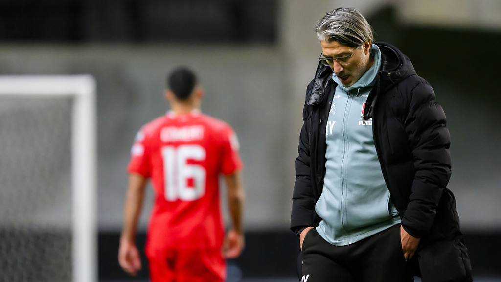 Nationaltrainer Murat Yakin geht nach dem Spiel gegen Israel geknickt vom Spielfeld