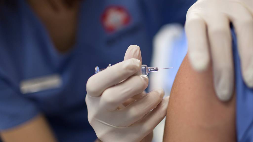 Steigt die Nachfrage wegen dem Coronavirus? Eine Praxisassistentin verabreicht in Zürich eine Impfung gegen die saisonale Grippe.