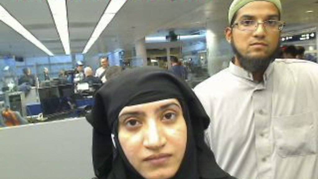 Neuer Hinweis auf mörderischen Plan: Das mutmassliche Attentäter-Ehepaar am Flughafen in Chicago bei der Einreise in die USA. (Archiv)