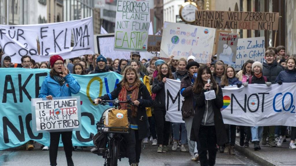 Seit Wochen demonstrieren vor allem junge, aber auch ältere Menschen wiederholt in zahlreichen Schweizer Städten für ein besseren Klimaschutz. In Sitten wurde die geplante Kundgebung vom Samstag nicht bewilligt. (Archivbild)