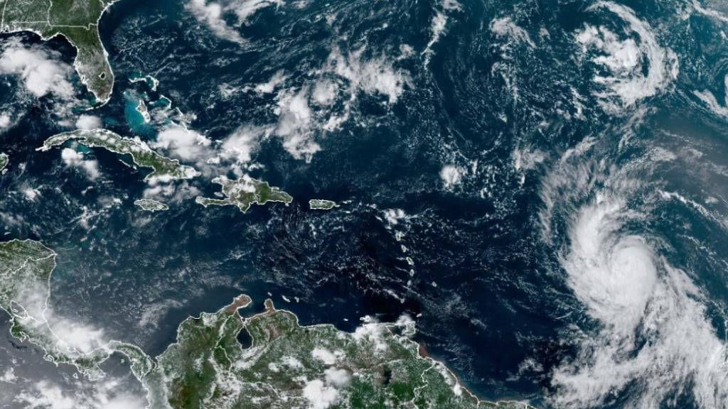 Ein Satellitenbild zeigt den Hurrikan «Lee» (r.) im zentralen tropischen Atlantik. Foto: NOAA/AP/dpa