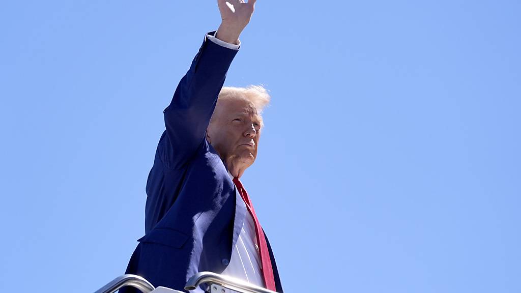 Der republikanische US-Präsidentschaftskandidat und ehemalige US-Präsident Donald Trump winkt am Harry Reid International Airport als er nach einem Wahlkampftermin ein Flugzeug besteigt. Foto: Alex Brandon/AP/dpa