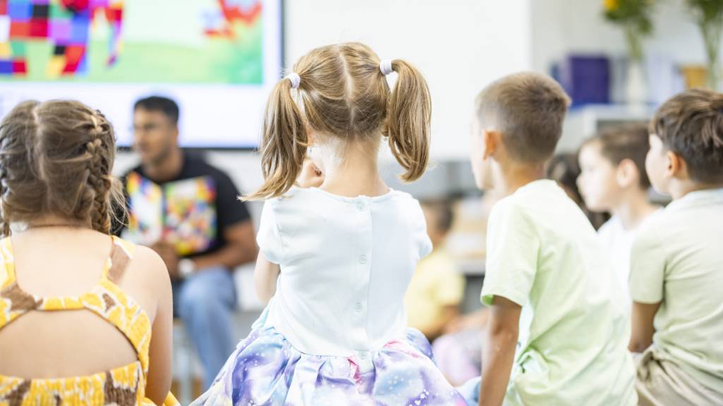 Lehrerinnen und Lehrer im Kanton Zürich sollen mehr Zeit für Extra-Arbeiten wie Elterngespräche oder Lagervorbereitungen erhalten. FDP, SVP sowie 99 Gemeinden und Städte sind aus Kostengründen dagegen. Am 27. September kommt die Vorlage an die Urne. (Symbolbild)