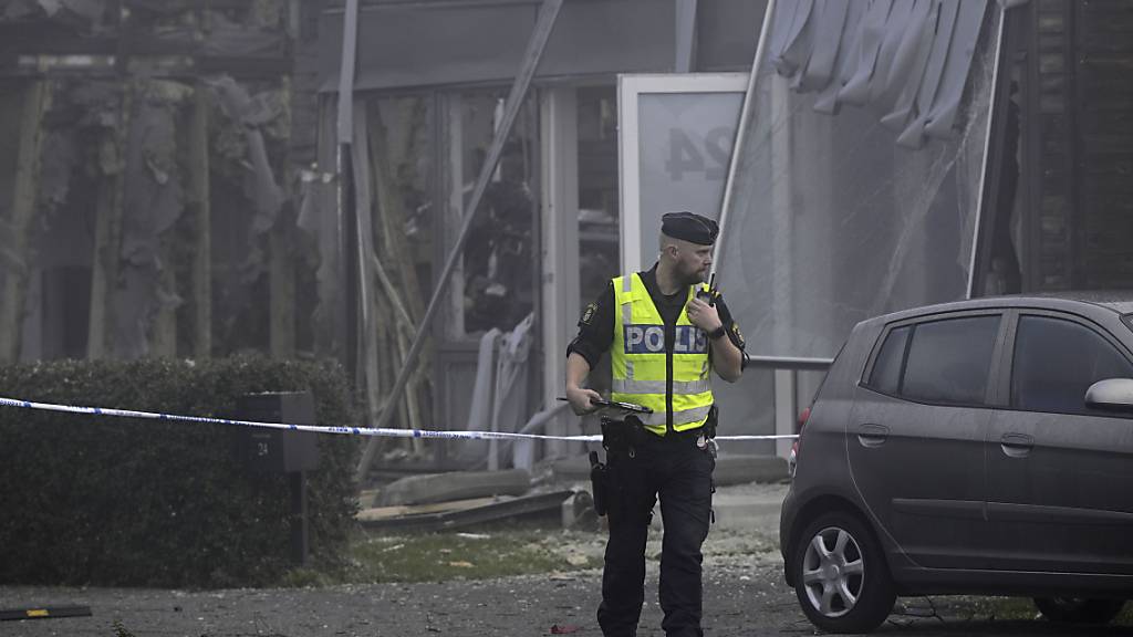 Ein Polizist steht nach einer Explosion am Tatort in Uppsala (Archivbild). Die schwedische Regierung will im Kampf gegen kriminelle Gangs die Kameraüberwachung ausweiten. Foto: Anders Wiklund/TT News Agency/AP/dpa