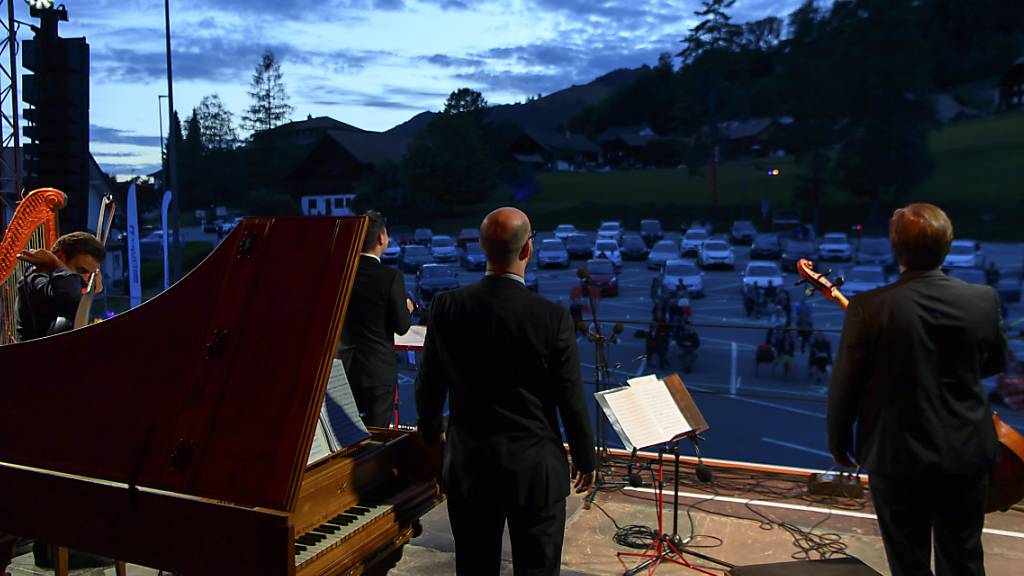 Eröffnung des Festival du Lied in Charmey FR: Die Musiker treten auf einem Parkplatz auf, das Publikum sitzt in Autos mit offenen Fenstern.