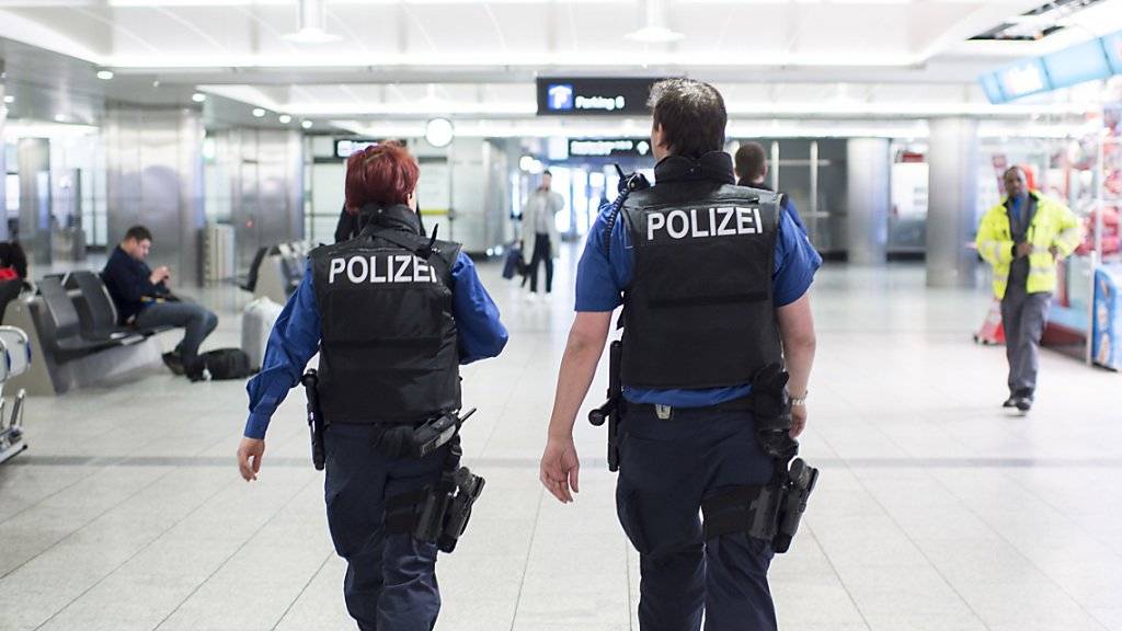 Polizisten auf Patrouille am Flughafen Zürich: Am Wochenende gingen der Kantonspolizei Zürich gleich zwei Kokainschmuggler ins Netz. (Symbolbild)