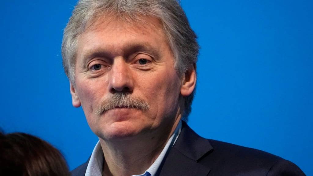 ARCHIV - Kreml-Sprecher Dmitri Peskow. Russland ist nach Angaben von Peskow zu einem Waffenstillstand und Friedensabkommen mit der Ukraine bereit, wenn Kiew auf die von Moskau einverleibten Gebiete vollständig verzichtet. Foto: Alexander Zemlianichenko/AP/dpa