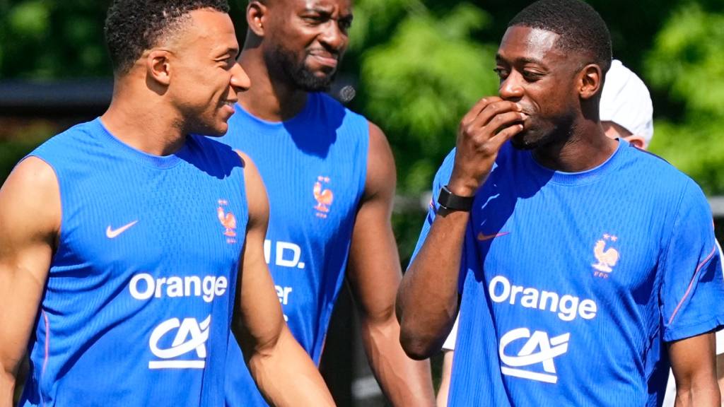 Ein offensives Power-Duo, das im französischen Nationalteam noch nicht ganz die richtige Chemie gefunden hat: Kylian Mbappé (li.) und Ousmane Dembélé
