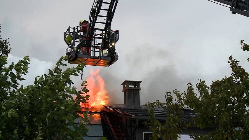 Dachstock in Pfäffikon fängt Feuer – hoher Sachschaden