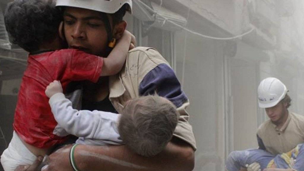 Szene aus der Kurz-Doku «The White Helmets», die für einen Oscar nominiert ist. Zwei Syrer, die daran mitgewirkt haben, stornierten in letzter Minute ihre Flüge in die USA. Es ist unklar, ob aus freiem Willen oder gezwungenermassen. (Handout)