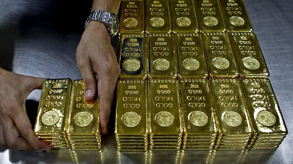 Wegen des starken US-Dollars und steigenden Anleiherenditen ist der Goldpreis unter Druck geraten. (Symbolbild)