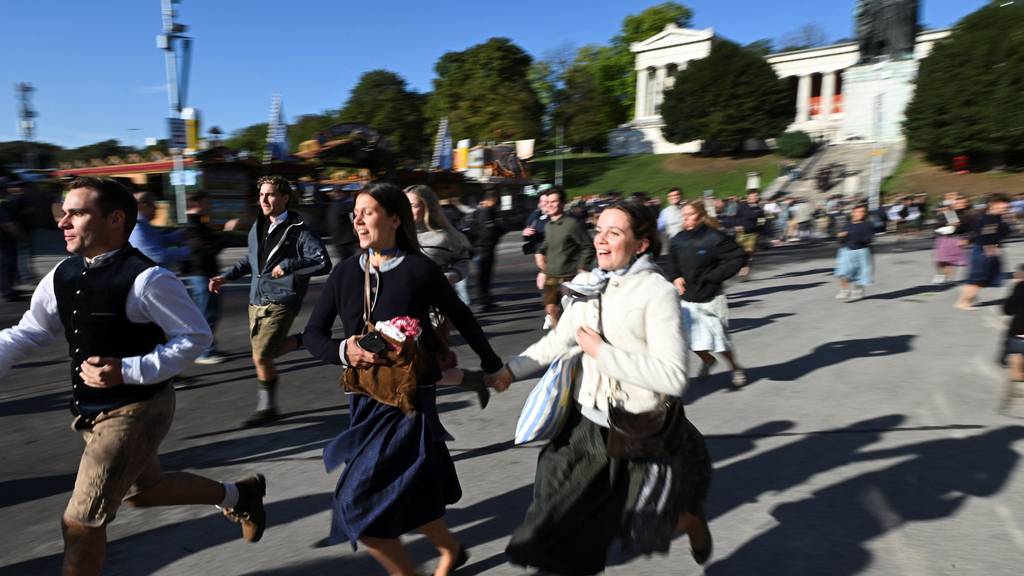 Auf die Plätze, fertig, los - Besucher stürmen Festgelände beim Oktoberfest