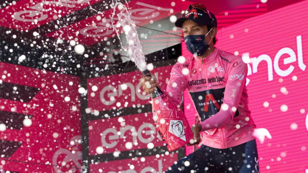 Egan Bernal feiert. Der Kolumbianer gewann zum ersten Mal den Giro d'Italia.