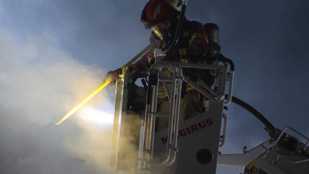 Grossbrand in der Weihnachtsnacht: Mehrfamilienhaus in Hindelbank komplett zerstört