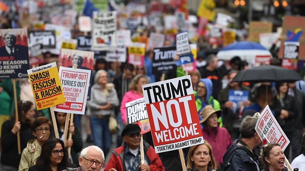 Unweit des britischen Regierungssitzes demonstrierten am Dienstag mehrere Tausend Menschen gegen Trump und dessen Politik. Millionen Briten hatten sich vorab per Petition gegen einen Staatsbesuch des US-Präsidenten ausgesprochen.