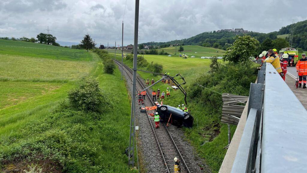 Das Auto stürzte auf das mehrere Meter tiefer gelegene Bahntrassee.