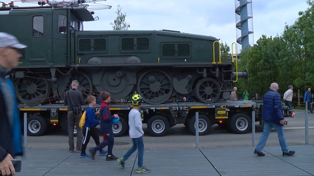 Historische Krokodil-Lokomotive kehrt an Geburtsort zurück