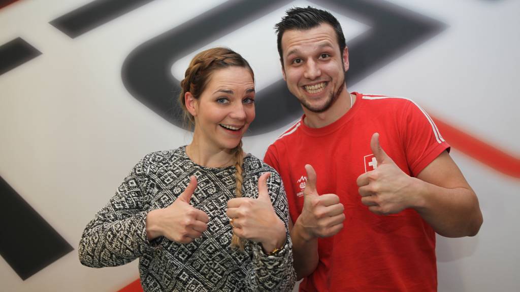 Gewann auch schon 500 Franken bei Kein Song doppelt: Josip aus Hünenberg (rechts) mit Moderatorin Liliane Merz.