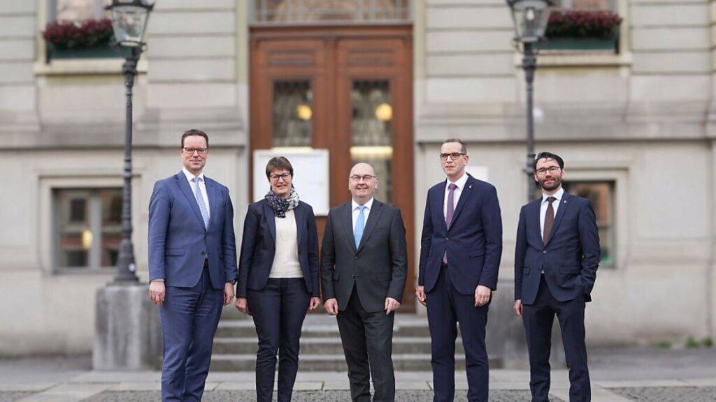 Der Glarner Regierungsrat mit Christian Marti, Marianne Lienhard, Kaspar Becker, Markus Heer und Thomas Tschudi.