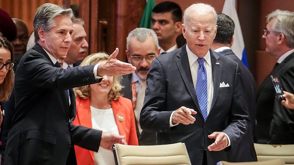 US-Präsident Joe Biden (r) nimmt beim G20-Gipfel an der ersten Arbeitssitzung mit dem Thema «One Earth» neben US-Außenminister Anthony Blinken teil. Die Gruppe der G20 umfasst führende Industrienationen und aufstrebende Volkswirtschaften, die zusammen für einen Großteil der Weltbevölkerung und der globalen Wirtschaftskraft stehen. Foto: Kay Nietfeld/dpa