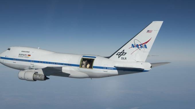 Weltraumteleskop im Flieger unterwegs