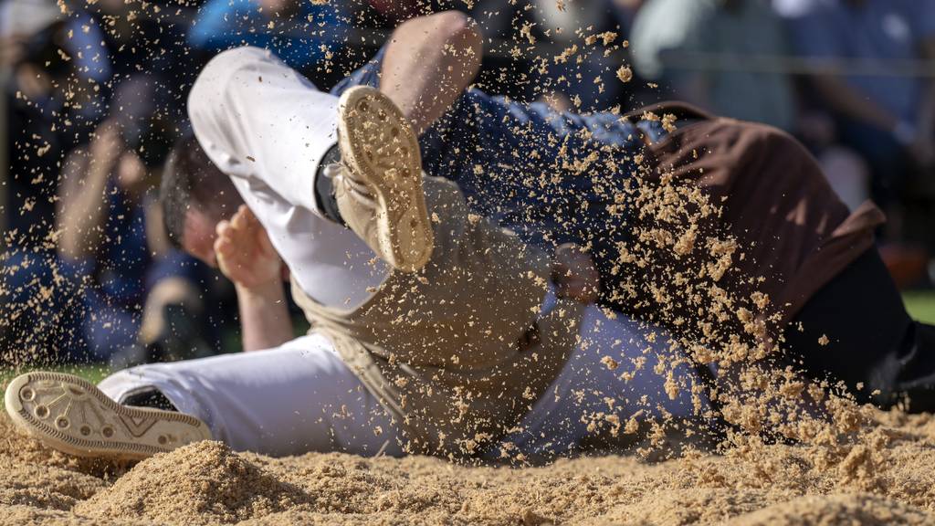 Symbolbild Schwingen Sägemehl // Saegemehl fliegt durch die Luft am 101. Baselstaedtischen Schwingertag in der Sandgrube in Basel, an Auffahrt, Donnerstag, 26. Mai 2022.