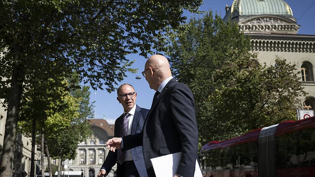 Der künftige Vizekanzler und Bundesratssprecher Andrea Arcidiacono (links) ist zusammen mit Bundeskanzler Viktor Rossi unterwegs zur Medienkonferenz.