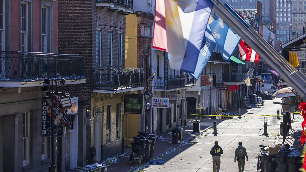 Die Polizei von New Orleans und Bundesbeamte untersuchen einen mutmaßlichen Terroranschlag auf der Bourbon Street. Im Zentrum der US-Südstaatenmetropole New Orleans ist ein Mann mit einem Auto in eine Menschenmenge gefahren. Foto: Chris Granger/The Times-Picayune/The New Orleans Advocate/AP/dpa - ACHTUNG: Nur zur redaktionellen Verwendung und nur mit vollständiger Nennung des vorstehenden Credits