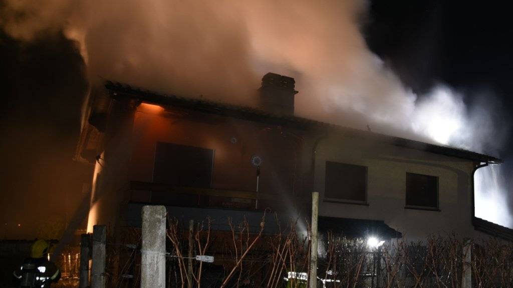 In Roveredo ist in der Nacht auf Sonntag der Dachstock eines Einfamilienhauses ausgebrannt. Gleichzeitig musste die Feuerwehr zu einem Kaminbrand in Sta. Maria ausrücken.