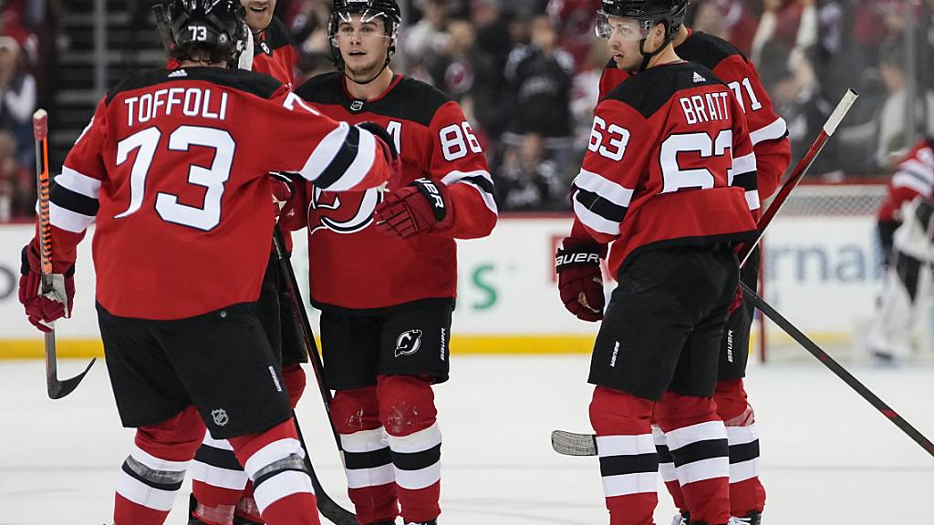 Die Spieler von New Jersey bejubeln einen der zwei Treffer von Jack Hughes (Nummer 86), ganz rechts steht auch Jonas Siegenthaler (71) auf dem Eis