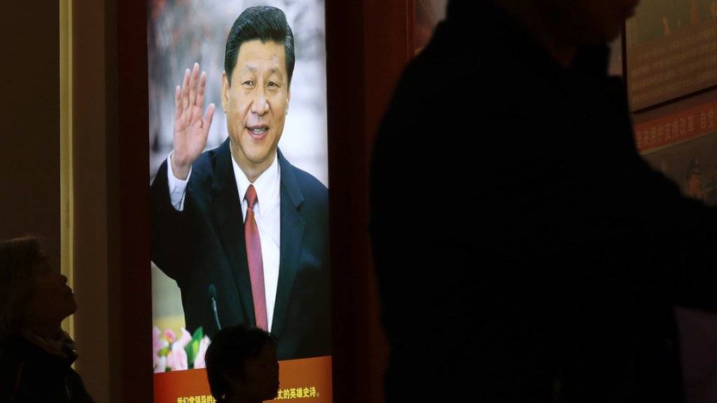 Porträt des chinesischen Staatschefs Xi Jinping in einem Museum in Peking. Für Xi ist eine Kooperation mit den USA - auch unter dem designierten Präsidenten Trump - die einzige angemessene Option. (Archiv)