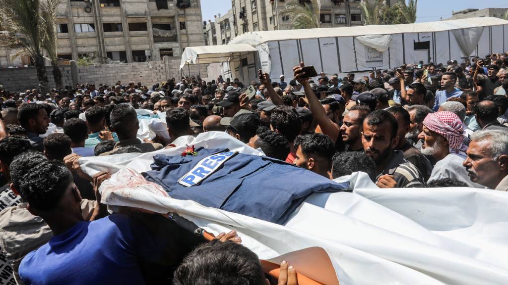 dpatopbilder - Palästinenser tragen die Leiche eines Journalisten, der bei einem israelischen Angriff auf das Nasser-Krankenhaus getötet wurde. Foto: Abed Rahim Khatib/dpa