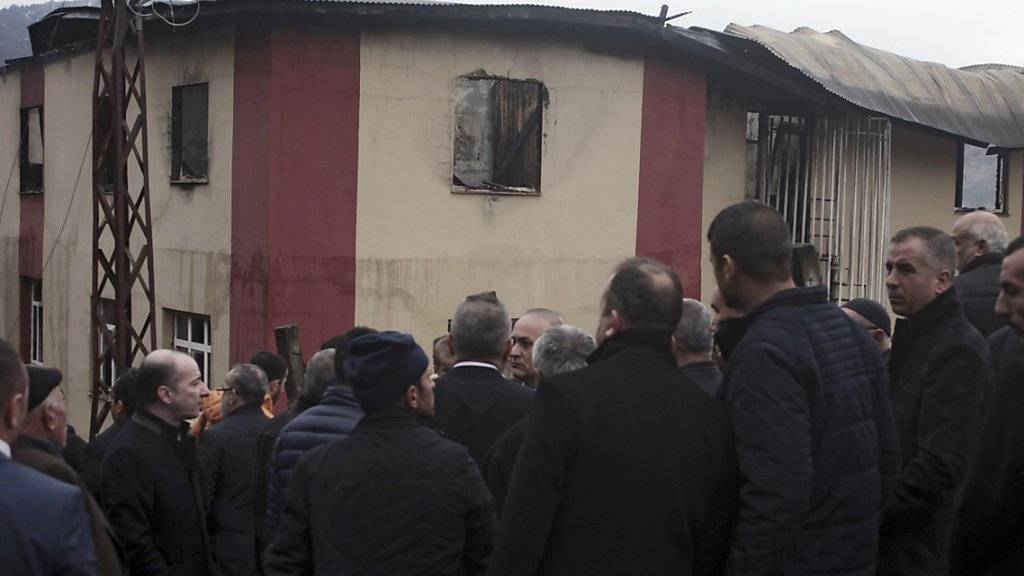 Verheerender Brand in Adana: Nach den tödlichen Flammen sind sechs Festgenommene in der Türkei angeklagt worden.